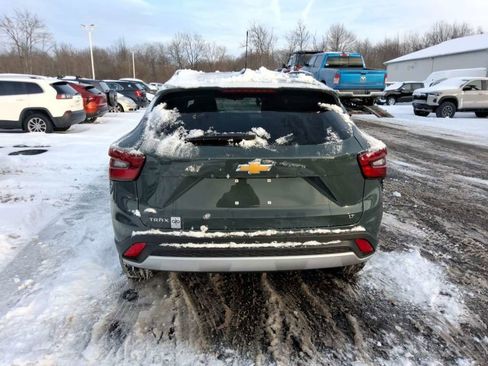 Used 2025 Chevrolet Trax LT w/ LT Convenience Package image 8