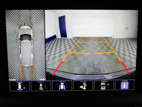 Used 2024 GMC Yukon XL SLT w/ SLT Luxury Package image 17