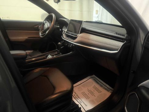 Used 2023 Jeep Compass Latitude image 27