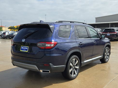 Used 2024 Honda Pilot Touring image 3