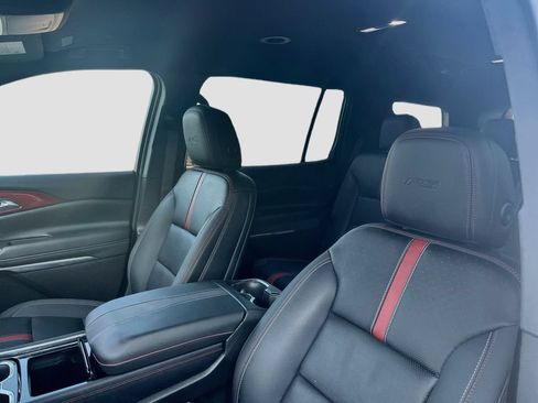 Used 2025 Chevrolet Traverse RS FWD image 22