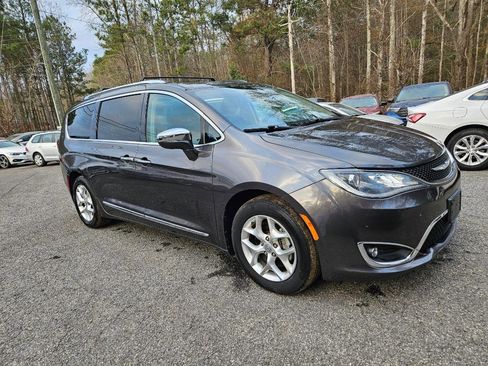 Used 2020 Chrysler Pacifica Limited image 10