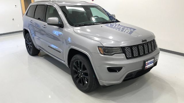 Used 2020 Jeep Grand Cherokee Altitude AWD/4WD image 3
