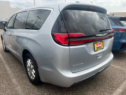 Used 2023 Chrysler Pacifica Touring-L FWD image 4