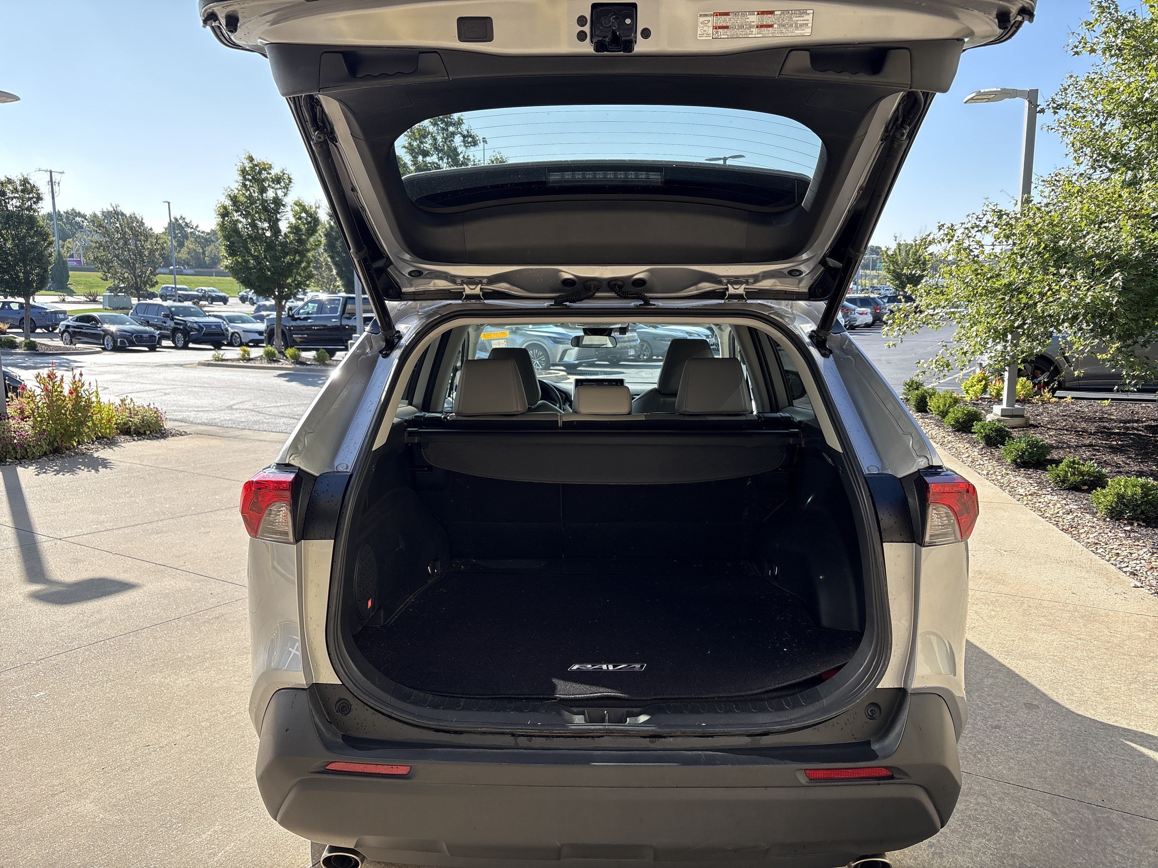 Used 2021 Toyota RAV4 XLE Premium AWD/4WD image 32