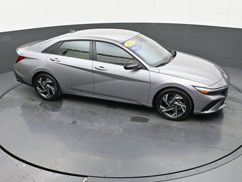 Certified 2025 Hyundai Elantra Sport image 38