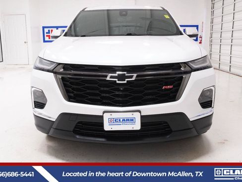 Used 2023 Chevrolet Traverse RS FWD image 2
