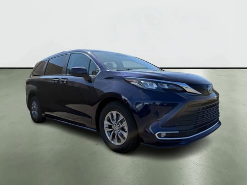 Used 2024 Toyota Sienna XLE image 5