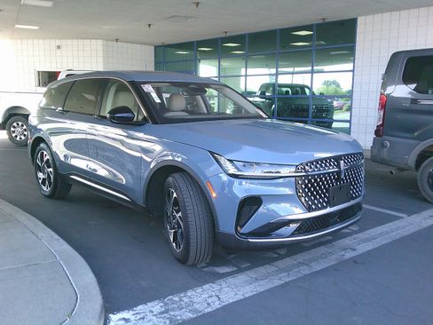 Used 2025 Lincoln Nautilus Premier w/ Equipment Group 102A image 1