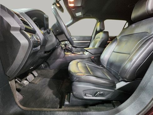 Used 2018 Ford Explorer XLT w/ Equipment Group 202A AWD/4WD image 12