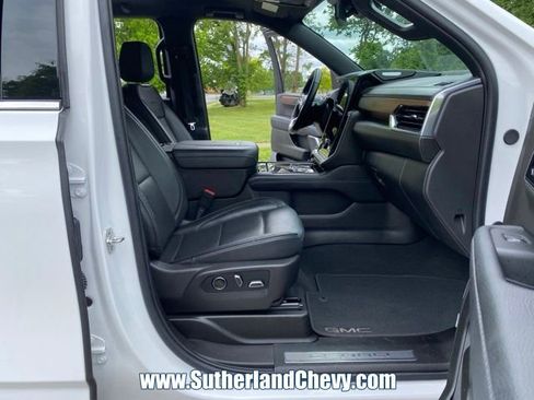 Used 2025 GMC Yukon XL Denali AWD/4WD image 17