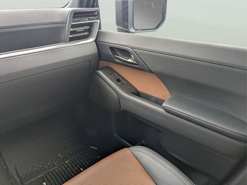 Used 2024 Lexus GX 550 w/ Accessory Package (31) AWD/4WD image 17