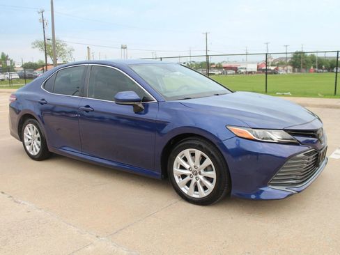 Used 2018 Toyota Camry LE FWD image 6