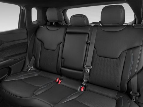 Used 2025 Jeep Compass Latitude image 11