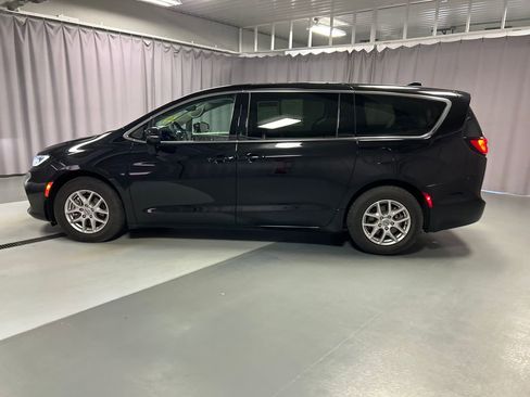 Used 2024 Chrysler Pacifica Touring-L image 4