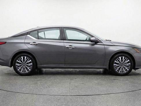 Used 2025 Nissan Altima 2.5 SV FWD image 11