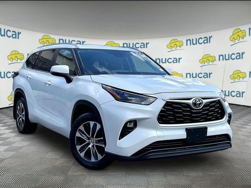 Used 2023 Toyota Highlander XLE AWD/4WD image 1