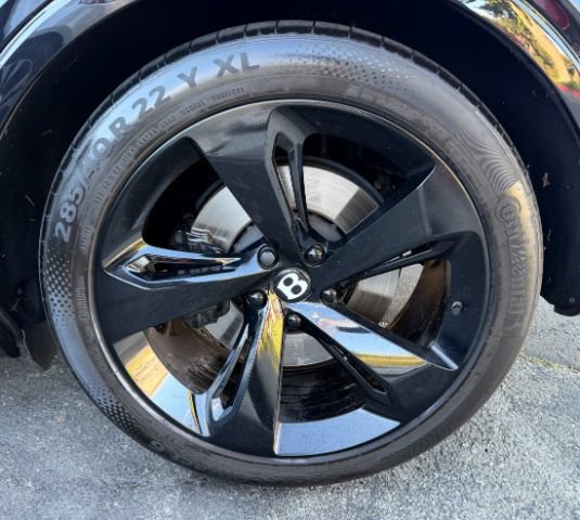 Used 2017 Bentley Bentayga AWD/4WD image 38