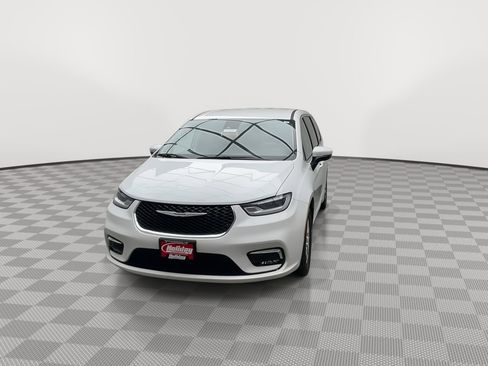 Used 2023 Chrysler Pacifica Touring-L image 33