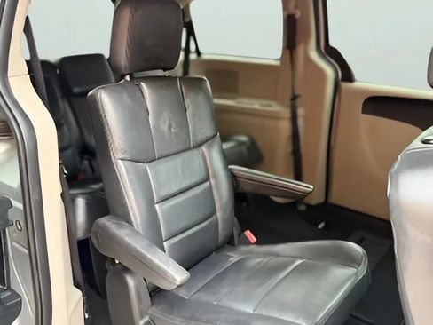 Used 2012 Dodge Grand Caravan SXT w/ UConnect Hands-Free Group FWD image 21