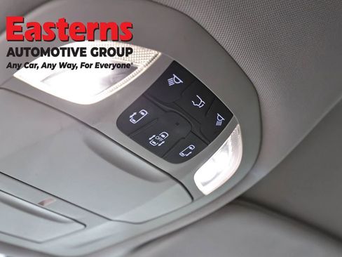 Used 2020 Chrysler Pacifica Touring-L FWD image 21