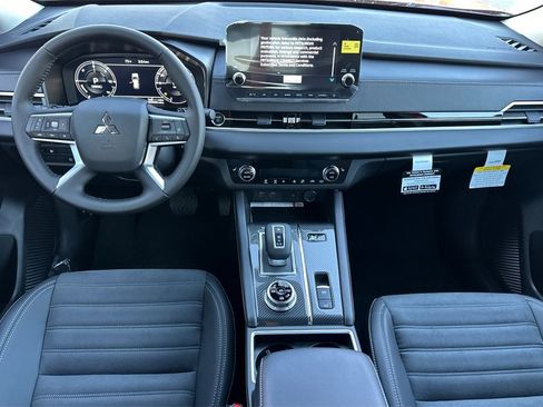 New 2025 Mitsubishi Outlander SE image 14