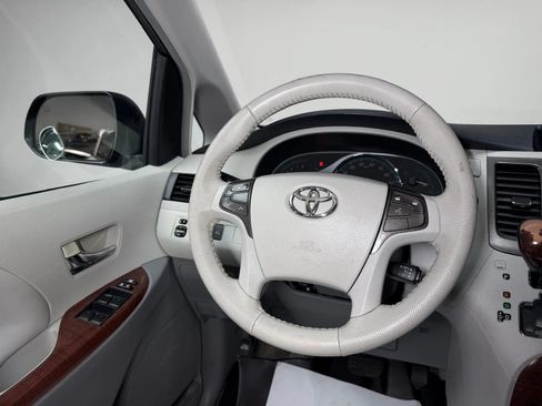 Used 2014 Toyota Sienna XLE FWD image 20