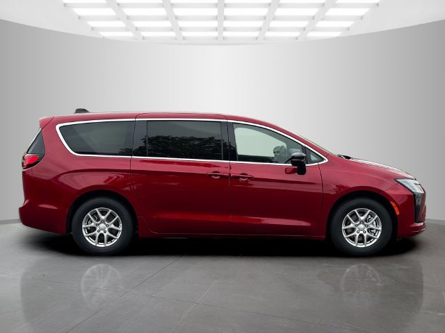 New 2027 Chrysler Pacifica Select FWD image 8