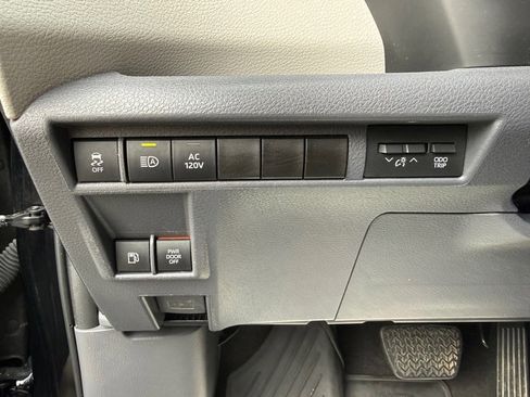 Used 2023 Toyota Sienna Limited image 15