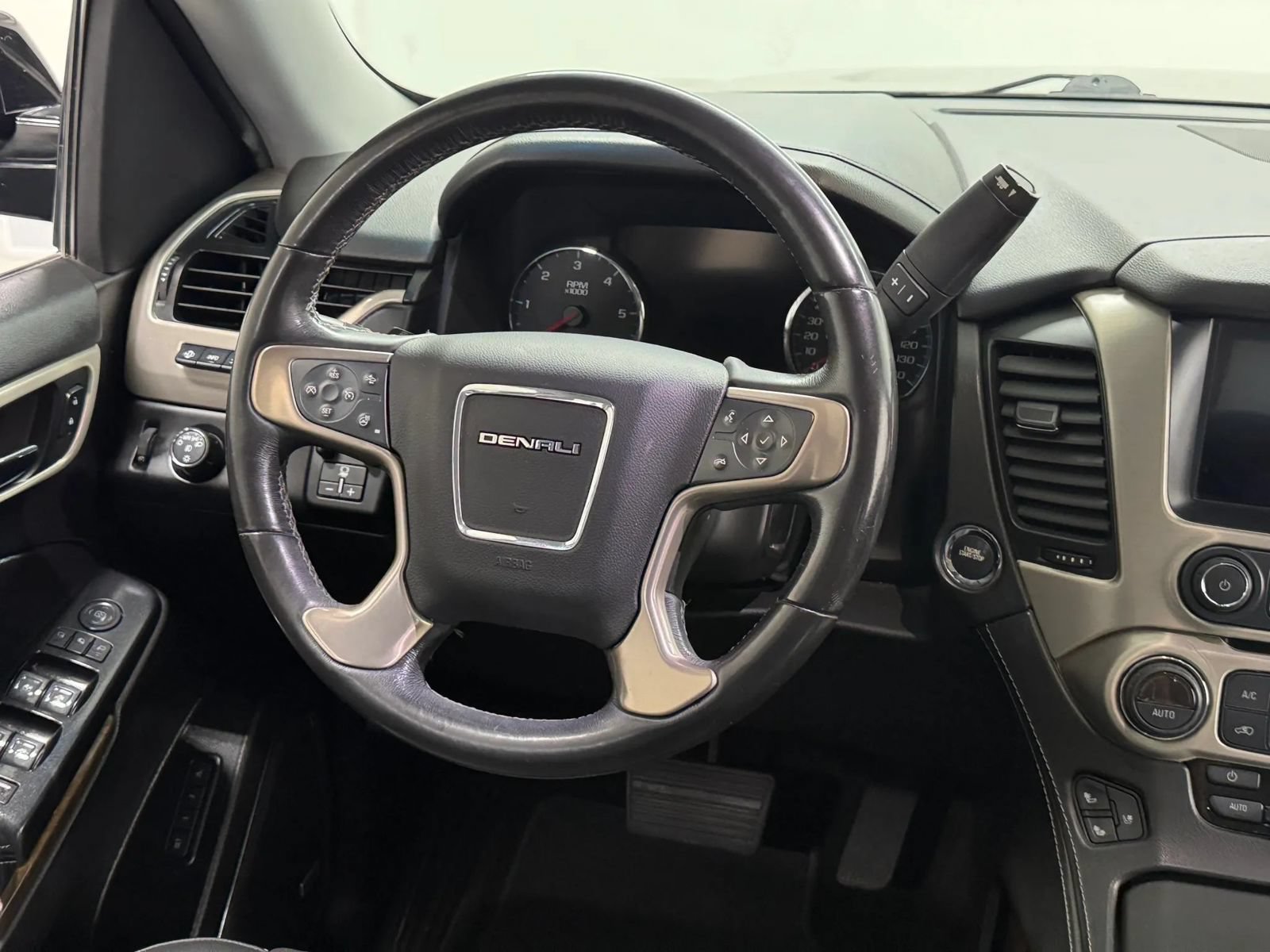 Used 2018 GMC Yukon Denali w/ Open Road Package RWD image 23