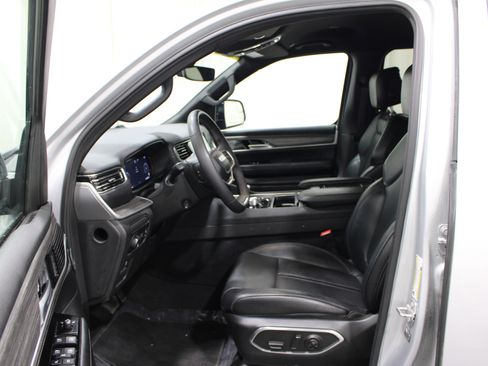 Used 2024 Jeep Wagoneer L Series II w/ Flexible Seating Group AWD/4WD image 3