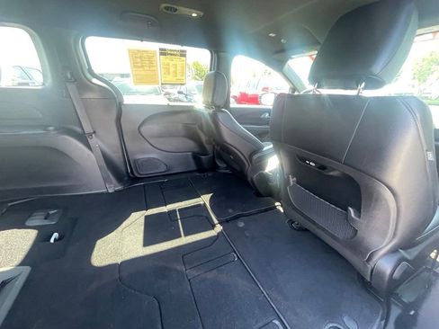 Used 2025 Chrysler Pacifica Select FWD image 28