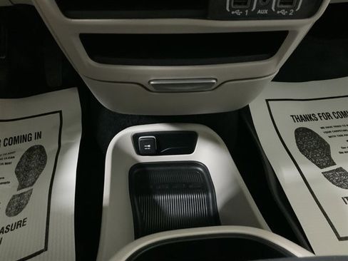 Used 2024 Chrysler Pacifica Touring-L image 43