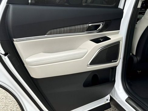 Used 2024 Kia Telluride SX w/ Towing Package FWD image 12