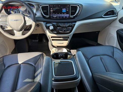 Used 2023 Chrysler Pacifica Touring-L FWD image 14