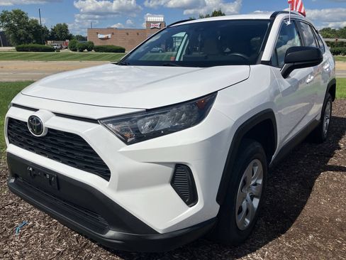 Used 2021 Toyota RAV4 LE FWD image 8