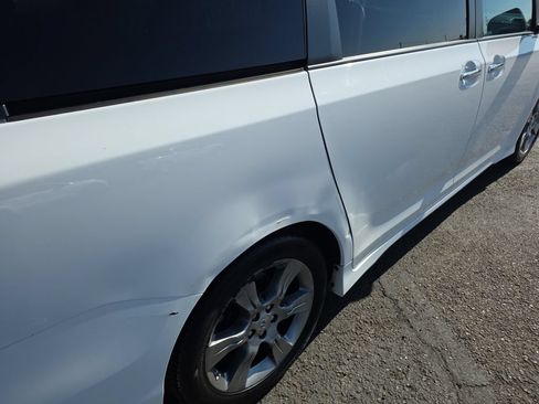 Used 2014 Toyota Sienna SE FWD image 17