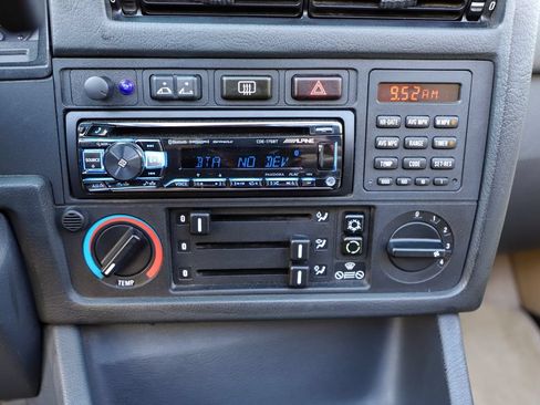 Used 1992 BMW 325i Convertible RWD image 21