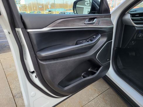 Used 2023 Jeep Grand Cherokee 4WD 4xe w/ Luxury Tech Group II image 6