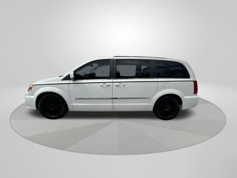 Used 2013 Chrysler Town & Country Touring image 4