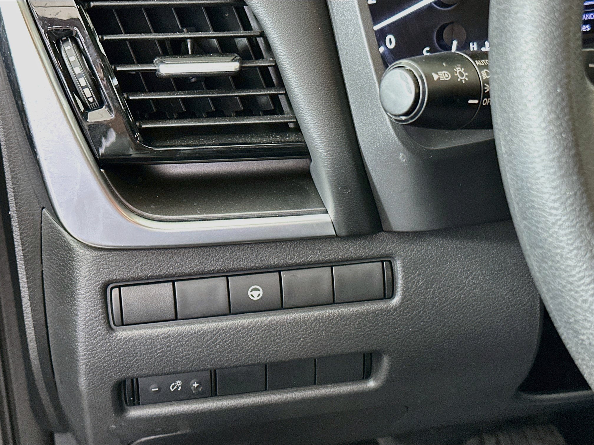 Used 2023 Nissan Rogue SV FWD image 17