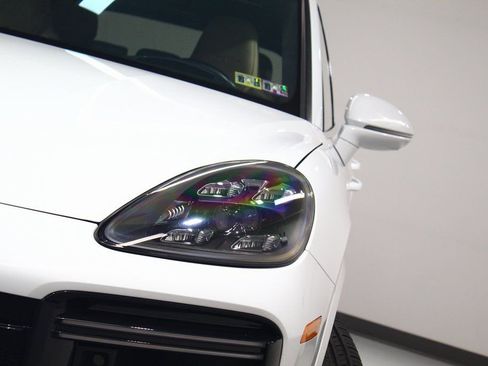 Used 2022 Porsche Cayenne Turbo image 7