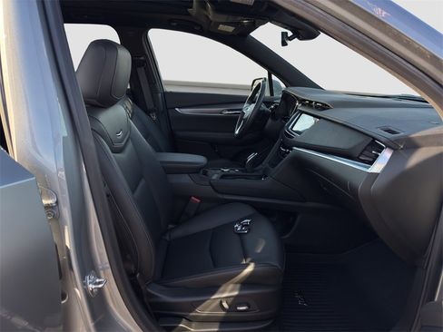 Used 2025 Cadillac XT6 Luxury image 18