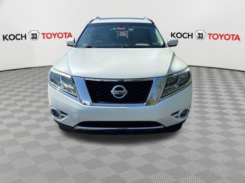 Used 2016 Nissan Pathfinder Platinum w/ Family Entertainment Package FWD image 2