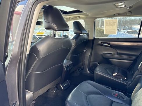 Used 2021 Toyota Highlander Limited image 25