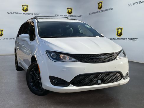 Used 2020 Chrysler Pacifica Touring-L image 3