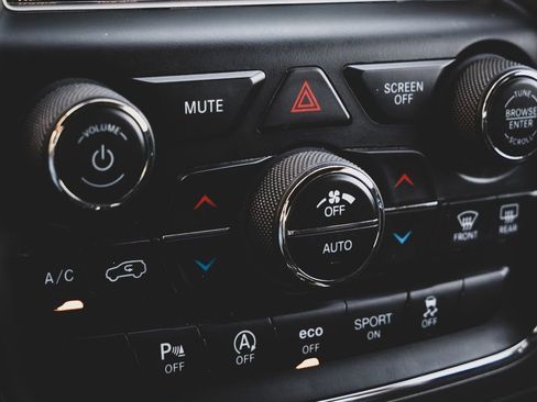 Used 2018 Jeep Grand Cherokee Limited image 17