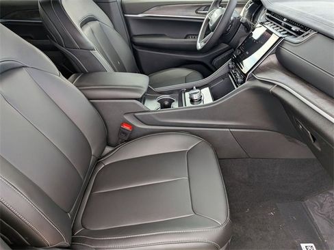 New 2025 Jeep Grand Cherokee Limited w/ Black Appearance Package image 30