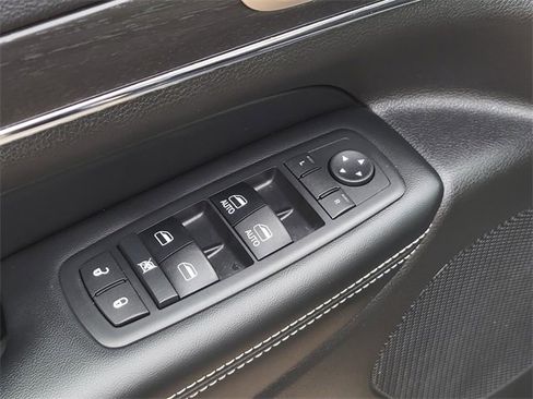 Used 2017 Jeep Grand Cherokee Limited image 19