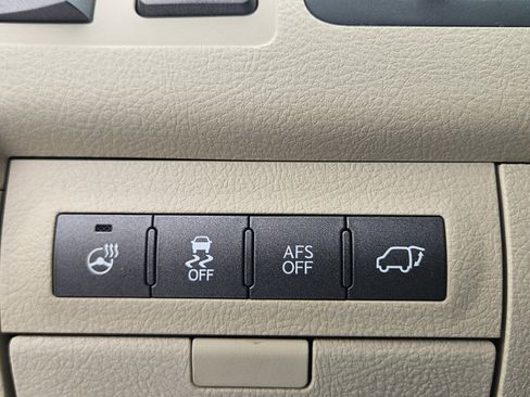 Used 2013 Lexus LX 570 4WD w/ Luxury Pkg image 32